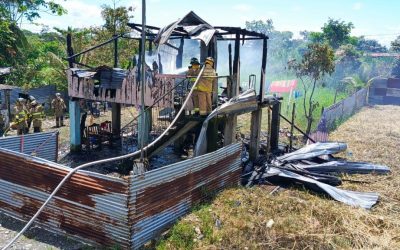 Incendio en una vivienda de madera en el barrio Jaime Hurtado de Nueva Loja
