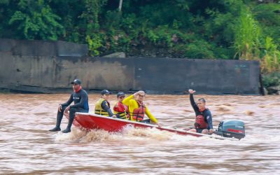 Bomberos fortalecen sus capacidades en práctica de conducción de deslizador en el río Aguarico