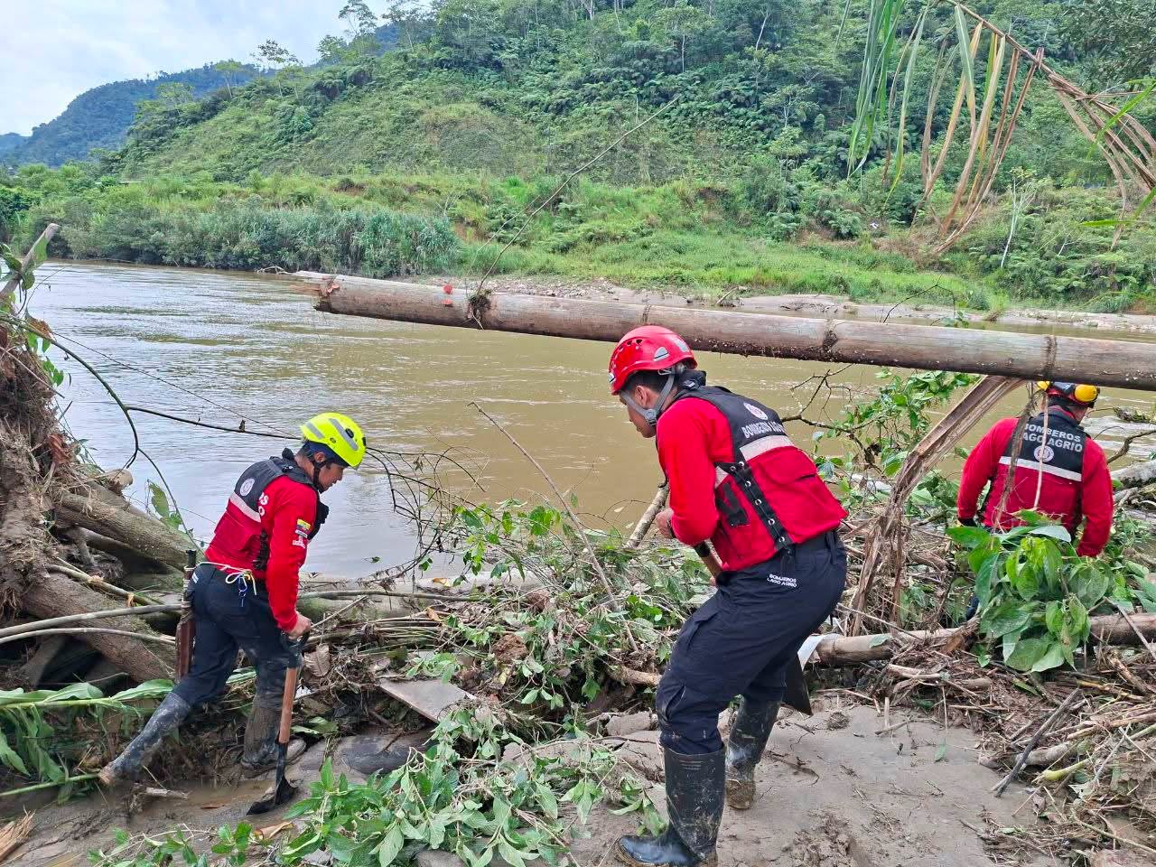 Bomberos de Lago Agrio ejecutan barrido terrestre y búsqueda aérea en la zona de emergencia